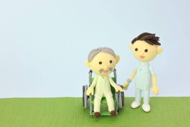 車イス男性と介護職